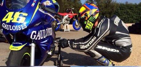 sete gibernau pakai motor dan helm rossi