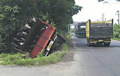 truk berisi motor baru terguling di surabaya