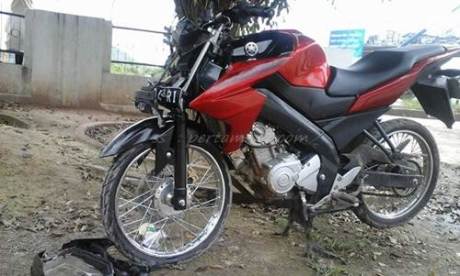 Yamaha New Vixion Ban cacing Ugal-ugalan Nggak bisa ngerem tabrak mobil 003 Pertamax7.com