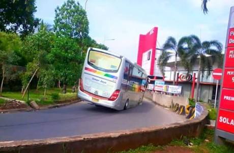 aki bus cornering sampai body ngesot aspal