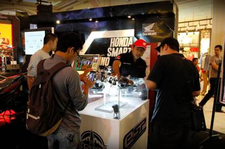 Melalui booth Honda Smart Technology pengunjung VIP Exclusive Launching bisa mendapatkan beragam informasi mengenai fitur-fitur canggih yang terdapat pada Honda Vario 150 eSP sekaligus berkonsultasi dengan bagian technical service.