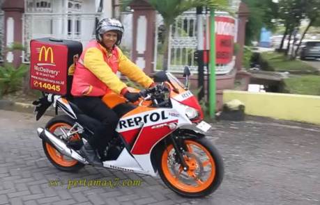delivery order McD pakai Honda CBR150R repsol lokal k45 pertamax7.com