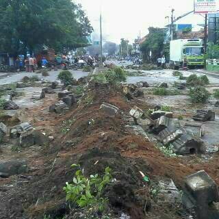 Demo nelayan hancurkan fasilitas kota Batang Jawa Tengah Pantura Macet 001
