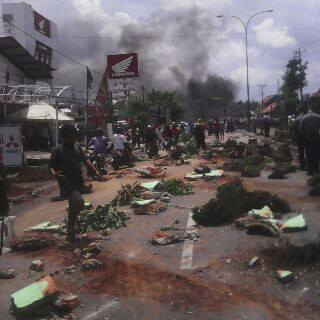 Demo nelayan hancurkan fasilitas kota Batang Jawa Tengah Pantura Macet 004