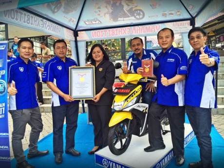 Direktur Sales PT Yamaha Indonesia Motor Manufacturing Sutarya dan management berfoto bersama dalam penyerahan simbolis Mio M3 Raih Rekor MURI
