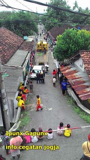 evakuasi kia picanto terguling di jogja di perkampungan warga pelem gurih