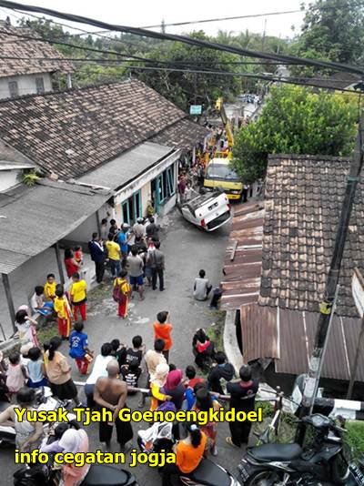 evakuasi kia picanto terguling di jogja di perkampungan warga