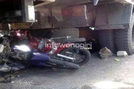 foto motor terlindas truk semen di wonogiri pertamax7.com