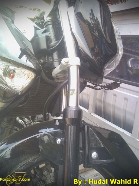 Kecelakaan Suzuki Inazuma sampai shock bengkok karena Jalan Licin 005 Pertamax7.com