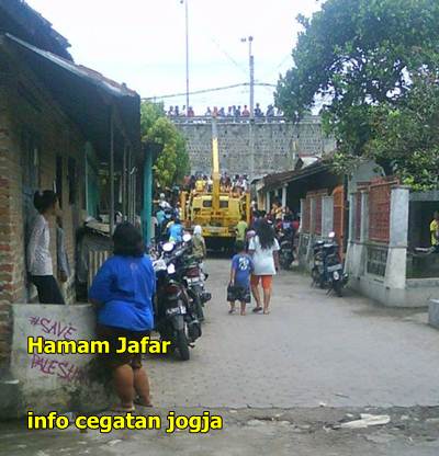 kia picanto terguling di jogja di perkampungan warga pelem gurih