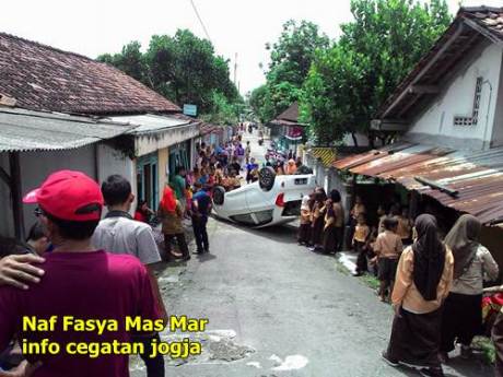 kia picanto terguling di jogja di perkampungan warga