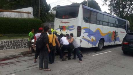 Mobil Sedan Corona Tabrak Bokong Bus Ramayana, Dua Tewas di Semarang003pertamax7.com