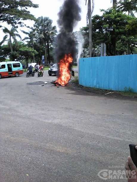 motor begal dibakar masa