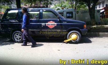 Parkir Sembarangan Roda di gembok Petugas di Solo 002 Pertamax7.com