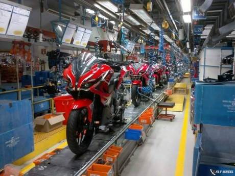 proses produksi bajaj pulsar 200RS full fairing