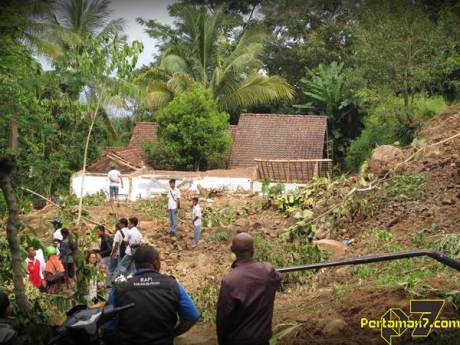 Tanah Longsor Landa Bukit Menoreh Kulonprogo 001 Pertamax7.com