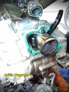Wujud jerohan Mesin Yamaha New Vixion Setelah 34 ribu KM oli masuk ruang bakar 000&nbsp;Pertamax7.com