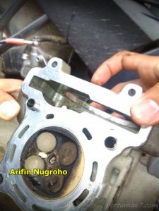 Wujud jerohan Mesin Yamaha New Vixion Setelah 34 ribu KM oli masuk ruang bakar 001&nbsp;Pertamax7.com