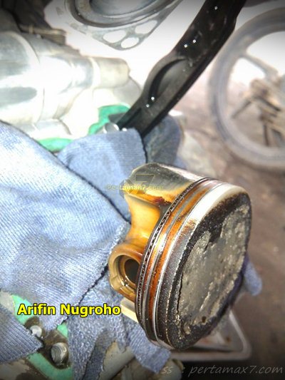 Wujud jerohan Mesin Yamaha New Vixion Setelah 34 ribu KM oli masuk ruang bakar 003 Pertamax7.com