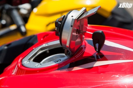 Bajaj Pulsar RS 200 Full Faired Wall Paper 11XbHP