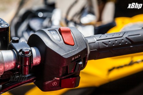 Bajaj Pulsar RS 200 Full Faired Wall Paper 13XbHP