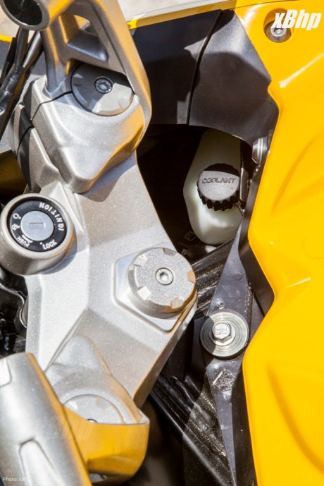 Bajaj Pulsar RS 200 Full Faired Wall Paper 17XbHP