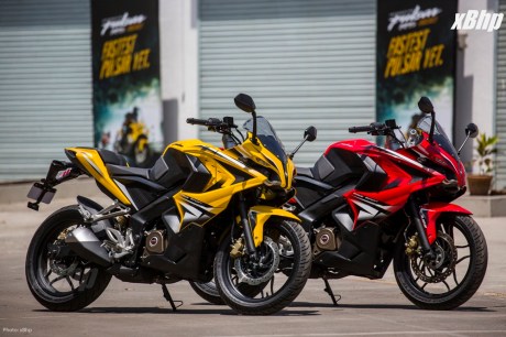 Bajaj Pulsar RS 200 Full Faired Wall Paper 27XbHP