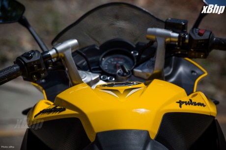 Bajaj Pulsar RS 200 Full Faired Wall Paper 29XbHP
