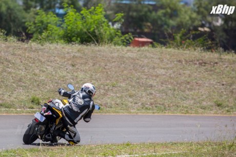 Bajaj Pulsar RS 200 Full Faired Wall Paper 35XbHP