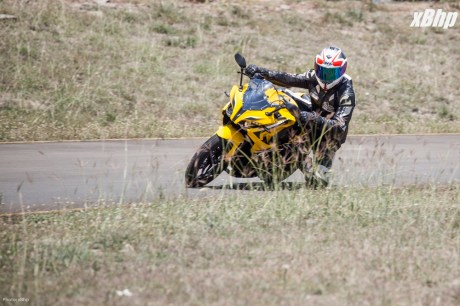 Bajaj Pulsar RS 200 Full Faired Wall Paper 36XbHP