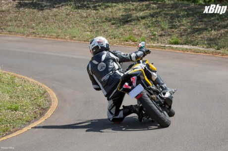 Bajaj Pulsar RS 200 Full Faired Wall Paper 39XbHP