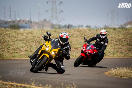 Bajaj Pulsar RS 200 Full Faired Wall Paper 40XbHP