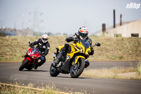 Bajaj Pulsar RS 200 Full Faired Wall Paper 41XbHP