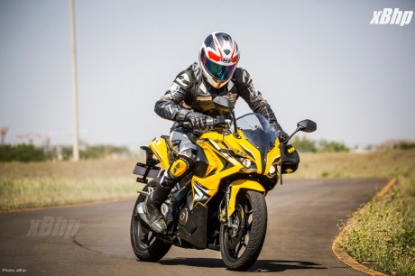 Bajaj Pulsar RS 200 Full Faired Wall Paper 42XbHP