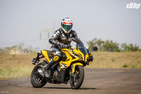 Bajaj Pulsar RS 200 Full Faired Wall Paper 43XbHP