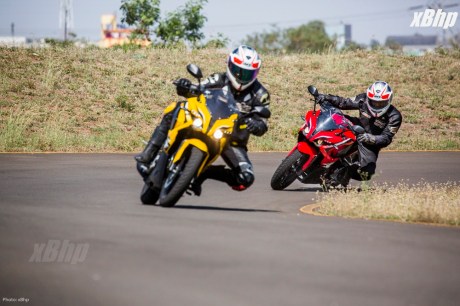 Bajaj Pulsar RS 200 Full Faired Wall Paper 44XbHP