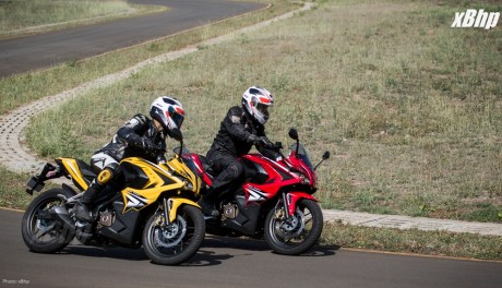 Bajaj Pulsar RS 200 Full Faired Wall Paper 45XbHP