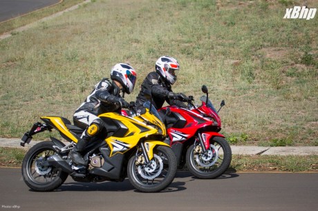 Bajaj Pulsar RS 200 Full Faired Wall Paper 46XbHP