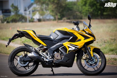 Bajaj Pulsar RS 200 Full Faired Wall Paper 48XbHP