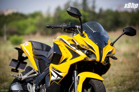 Bajaj Pulsar RS 200 Full Faired Wall Paper 50XbHP