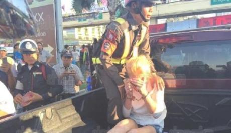 Bocah 13 tahun tabrak 12 mobil pakai toyota innova di Thailand001pertamax7.com