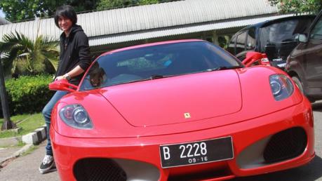 Ferrari F430  kevin aprilio Nyangkut di Gang