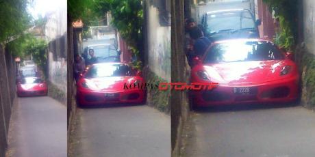 Ferrari F430 Nyangkut di Gang  jakarta