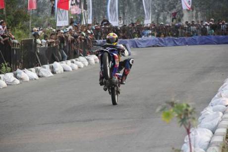 Keramaian penonton di kualifikasi seri 8 Yamaha Cup Race 2014 area Pantai Donggala Sulawesi Tengah