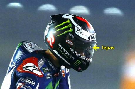 lorenzo gagal menang di motogp qatar 2015 karena busa helm lepas