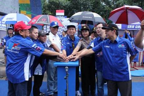 Manajemen Yamaha Indonesia, Bupati Banyumas Ir Haji Ahmad Husein, sponsor, IMI Kabupaten Banyumas dalam opening 25 Tahun YCR di Purwokerto