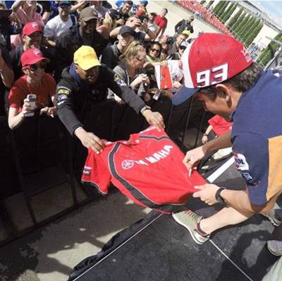 marquez kasih tanda tangan fans yamaha