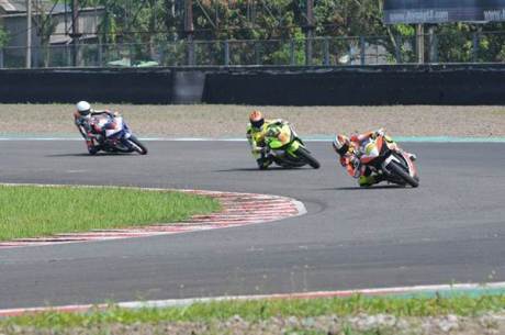 naik Motor 250 CC hendra rusbule  podium lawan yamaha R25 bored up 280 cc di yamaha sunday race 2015000 Pertamax7.com