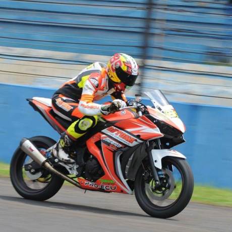 naik Motor 250 CC hendra rusbule  podium lawan yamaha R25 bored up 280 cc di yamaha sunday race 2015003 Pertamax7.com