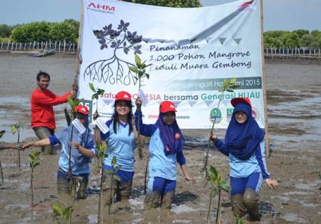 Siswa Sekolah Satu Hati binaan AHM mengikuti penanaman mangrove di desa Pantai Bahagia Muara Gembong (25/6). Memperingati Hari Bumi 2015, AHM bersama ratusan Sahabat Satu Hati melakukan aksi penanaman 1.000 pohon mangrove sebagai upaya perusahaan dalam menjaga kelestarian lingkungan.